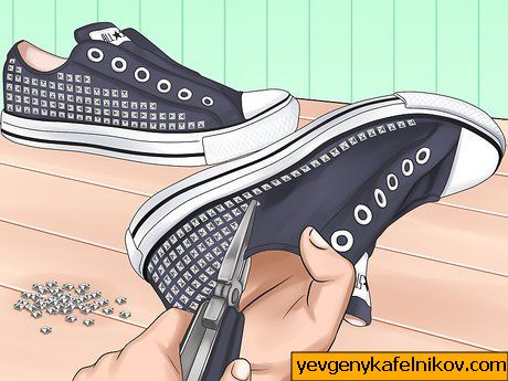 Slika pod nazivom Prilagodite svoje Converse cipele 1. korak